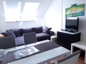 A television and/or entertainment centre at Ferienhaus Blümel inkl. freier Strandbadeintritt