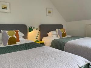 Säng eller sängar i ett rum på Bodriggy Barn Holiday Cottage near St Ives