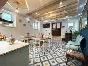 um quarto com mesas e cadeiras num piso de azulejo em Baia do Mundo em Setúbal