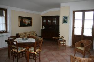 バーニ・サン・フィリッポにあるCasa Vacanze San Francescoのリビングルーム(テーブル、椅子付)