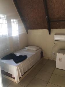małą sypialnię z łóżkiem w pokoju w obiekcie Pousada Vereda das Aguas w mieście Ponte Alta do Tocantins