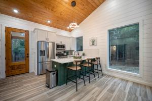 Η κουζίνα ή μικρή κουζίνα στο Sugar in the Pines - Luxury Honeymoon Cabin