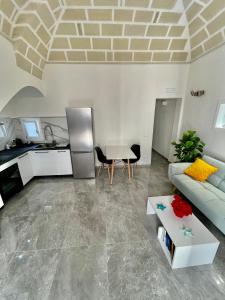 ein Wohnzimmer mit einem Sofa und einem Tisch in der Unterkunft Il Rifugio in Marettimo