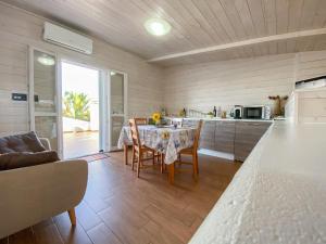 een keuken en eetkamer met een tafel en stoelen bij Villa Barnaba Country House & Pool in Polignano a Mare
