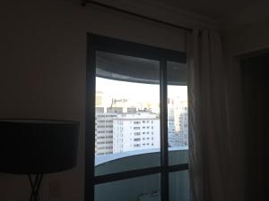 ventana en una habitación con vistas a la ciudad en Flat Oscar Freire, en São Paulo