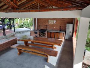 un patio avec une table et des bancs dans une cuisine dans l'établissement FINCA HOTEL LA BONITA BY LA MACORINA, à Quimbaya