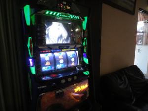 una macchina per videogiochi con TV di Hotel Sankyu a Tsukuba