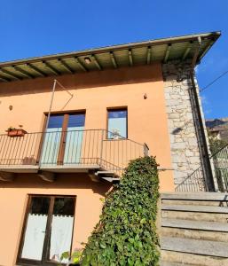 a building with a staircase and a balcony at Il Sole di Simona - Il Prato in Omegna
