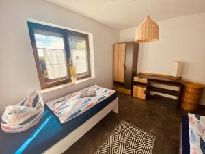 um pequeno quarto com uma cama e uma janela em Ferienwohnung PIER 7 em Große Mühle