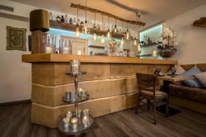 bar z drewnianym blatem i stołem w obiekcie Ferienwohnungen Blaue Maus Mirow w mieście Mirow