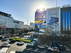 uma cidade com carros estacionados num parque de estacionamento em NEW Stylish Studio across TSUM em Bishkek