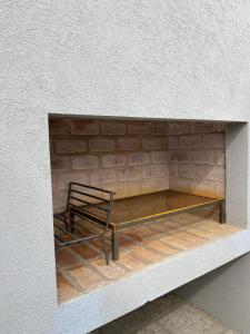 una silla sentada en un estante en una pared de ladrillo en Departamento los patitos en Lobos