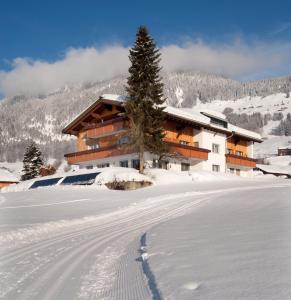 un rifugio da sci nella neve con un sentiero di Haus Alpina ad Au im Bregenzerwald