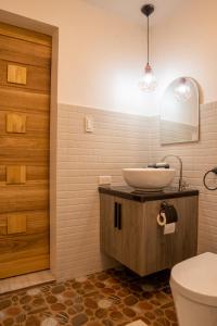 道伊斯的住宿－The Mayana Resort，一间带水槽、卫生间和门的浴室