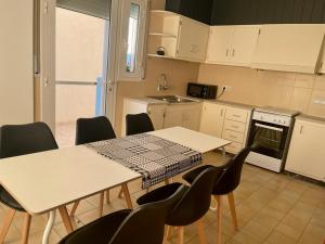 a kitchen with a table and chairs in it at La Casa d Octàvia - Delta de l Ebre in Deltebre +4 photos