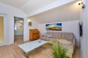 sala de estar con sofá y mesa en Brunohome - design apartment by the sea en Mali Lošinj