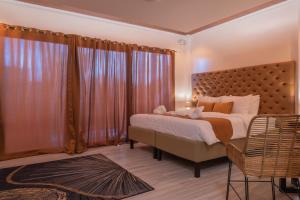 The Mayana Resort في داويس: غرفة نوم بسرير كبير وكرسي