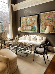 - un salon avec un canapé blanc et une table dans l'établissement The James Madison Inn, à Madison