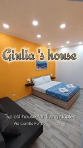 ナポリにあるGiulia's Houseのベッドルーム1室(ベッド1台付)が備わります。