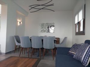 a dining room with a table and chairs at Villa Infinity in Menetaí