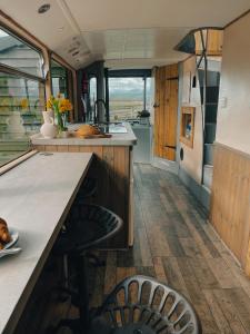 Kuchyň nebo kuchyňský kout v ubytování Holiday Farm Bus