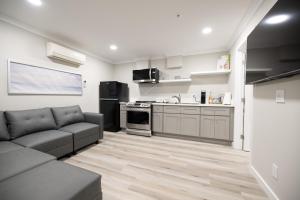 a living room with a couch and a kitchen at After 3 Inn in Alhambra