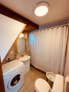 La salle de bains est pourvue d'un lave-linge et d'un lavabo. dans l'établissement Gi 's House, à Ushuaia
