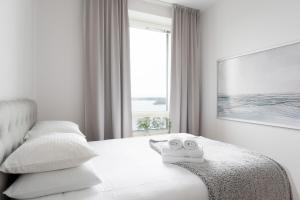 En eller flere senger på et rom på Luxury penthouse with stunning sea views & private sauna