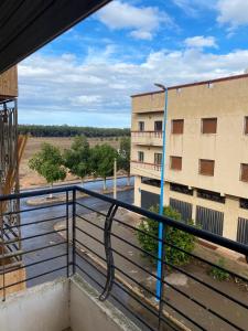 - une vue depuis le balcon d'un bâtiment dans l'établissement 2 bedrooms appartement with balcony at Nouaseur, à Nouaseur