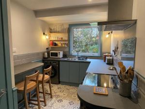 cocina con fregadero y mesa con sillas en One bed cosy Highland cottage near Beauly, en Beauly