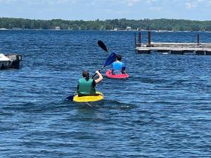dos personas en kayaks en un cuerpo de agua en Whiskey River Cottages formerly Seaway Slips, en Clayton