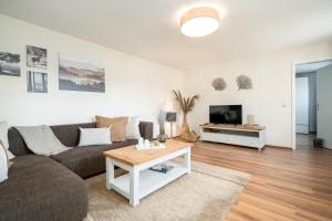 ein Wohnzimmer mit einem Sofa und einem TV in der Unterkunft Ferienwohnungen Blaue Maus Mirow in Mirow
