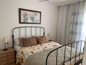 1 dormitorio con 1 cama y una foto en la pared en La Mar 2 bed 2 bath in sought after position FREE WIFI, en Puerto de Santiago