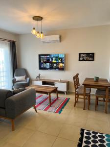 uma sala de estar com um sofá e uma mesa em 2+1 House in Bodrum center with sea view and big private garden em Bodrum City