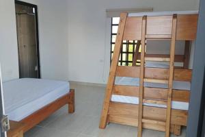 para łóżek piętrowych w pokoju w obiekcie Casa Campestre Ibague con piscina - capacidad 15 personas w mieście Ibagué