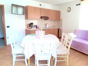 - une cuisine avec une table et des chaises dans la chambre dans l'établissement 2 bedrooms apartement with furnished balcony and wifi at Prabione 8 km away from the beach, à Campione del Garda