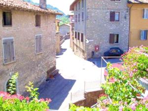 une vue sur une allée située entre deux bâtiments dans l'établissement 2 bedrooms apartement with furnished balcony and wifi at Prabione 8 km away from the beach, à Campione del Garda