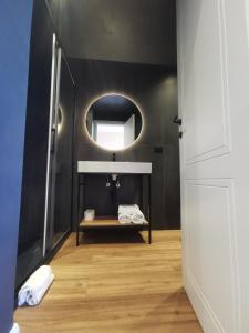 bagno con lavandino e specchio di Albium - Hotel Sul Mare ad Albenga