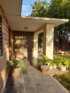 Roda House - a boutique homestay in Bikaner في بيكانير: شرفة مع نباتات الفخار على جانب المنزل