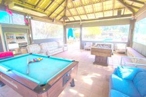 Bàn bi-da tại 10 bedrooms villa with private pool jacuzzi and enclosed garden at Sils