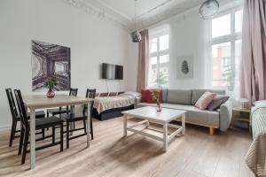 a living room with a couch and a table at Kamienica Centrum Apartament nr 12 in Szczecin
