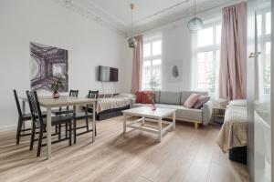 a living room with a couch and a table at Kamienica Centrum Apartament nr 12 in Szczecin