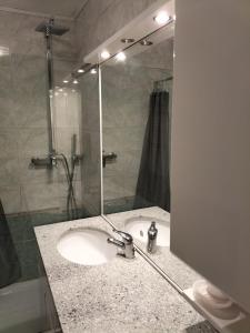 ブレウイル・チェルヴィナイアにあるCervinia Apartmentsのバスルーム(シンク、シャワー付)