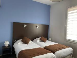 2 camas en un dormitorio con paredes azules en La Pergola d'Arcachon, en Arcachon
