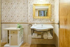 uma casa de banho com um lavatório e um espelho em The Heart of Florence em Florença