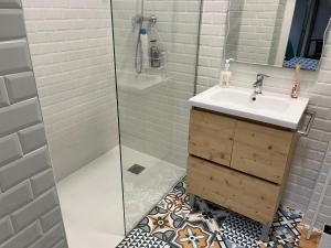 Koupelna v ubytování Alzira bonita Habitación verde con baño privado
