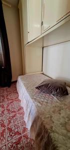 une chambre avec un lit dans l'angle d'une pièce dans l'établissement La Stanza di Nunziatina, à Ischia
