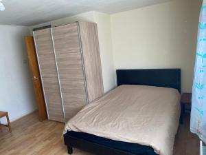 Dormitorio pequeño con cama y armario en Cavendish house en Strawberry Hill