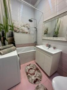 アスタナにあるEXPO BOULEVARD-5のバスルーム(バスタブ、洗面台、トイレ付)