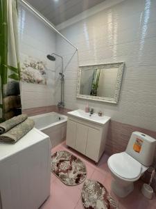 アスタナにあるEXPO BOULEVARD-5のバスルーム(トイレ、洗面台、バスタブ付)